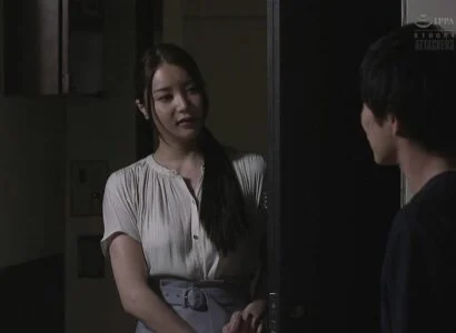 Cô hàng xóm bí ẩn với thân hình gợi cảm, khao khát khám phá những đam mê đêm tối.